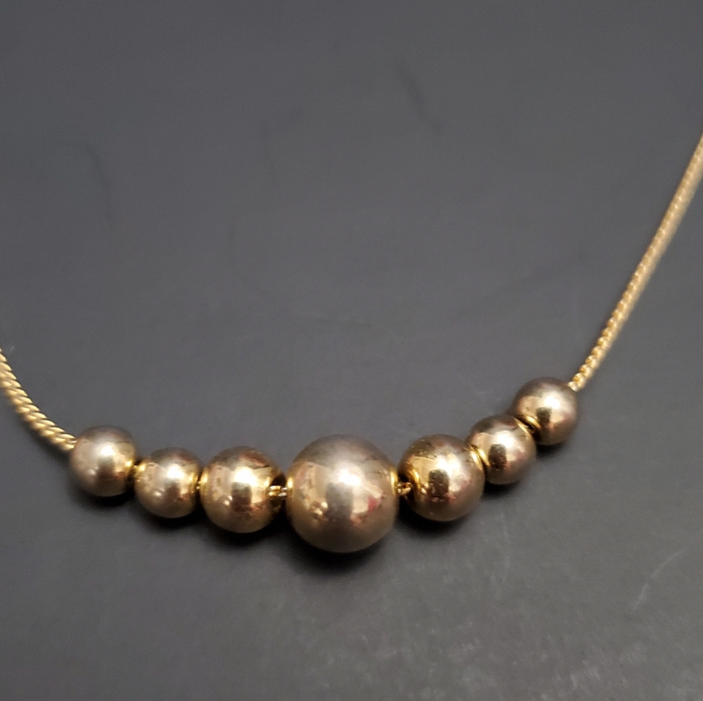 Gold tone necklace with gold tone beads. - Picture 6 of 6